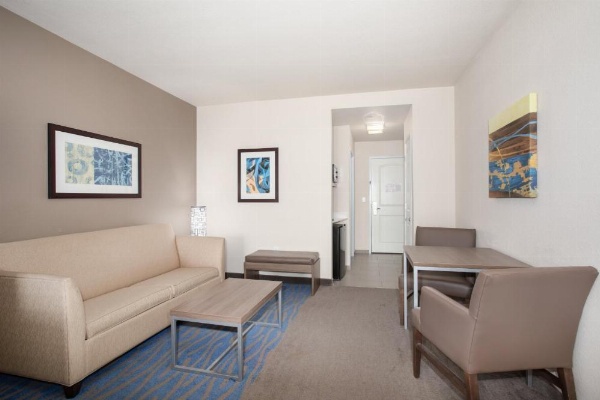 Holiday Inn Express & Suites Manhattan image 13