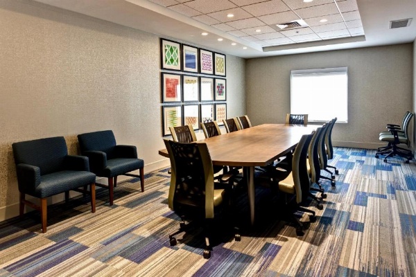 Holiday Inn Express & Suites Manhattan image 28