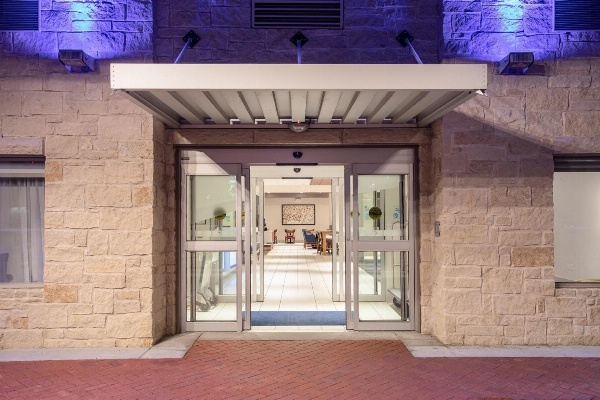 Holiday Inn Express & Suites Manhattan image 3